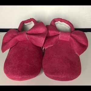 Fuschia pink baby booties sz 8M-12M